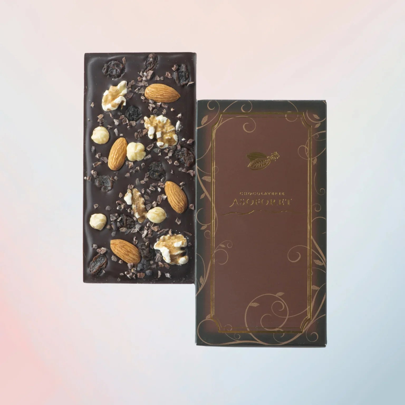 ナッツとドライフルーツ入りの高級ダークチョコレートバーとおしゃれなパッケージ